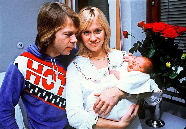 Agnetha Fltskog und Bjrn Ulvaeus im ...mit ihrem neugeborenen Sohn Christian.  | Foto: Bengt Malqvist (dpa)