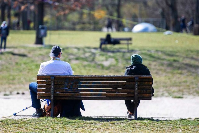 Drauen sein? Kein Problem &#8211; aber mit Abstand.  | Foto: Christophe Gateau (dpa)