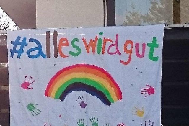 Kinder aus Horben machen den Menschen mit einem bunten Plakat Mut