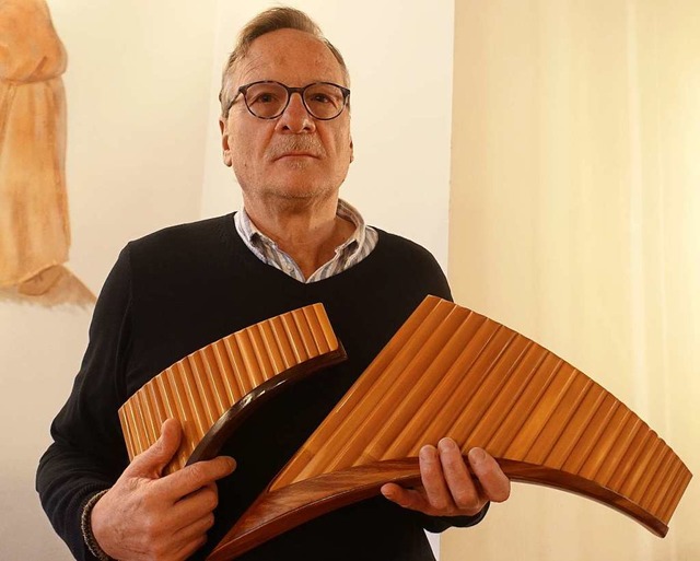 Heinz Georg Hle mit zwei seiner Panflten.  | Foto: Roswitha Frey