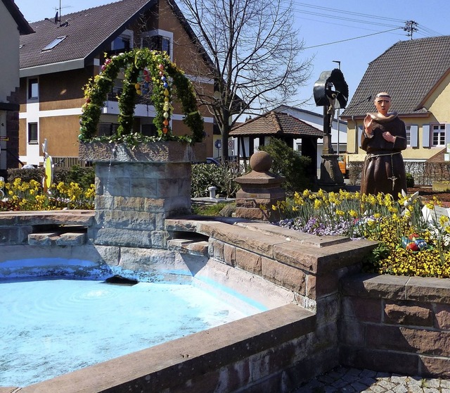 Mnch und Krone zieren den Dorfbrunnen.    | Foto: Ekkehard Klem