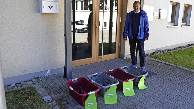 Schulleiter Jrg Oehler sammelt die vo... Krben vor der Schule abgelegt haben.  | Foto: Christiane Sahli