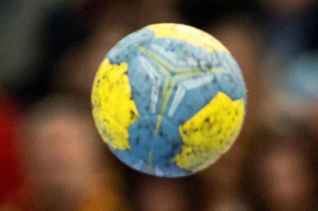 Nicht die Weltkugel, sondern nur ein Handball.  | Foto: Julian Stratenschulte
