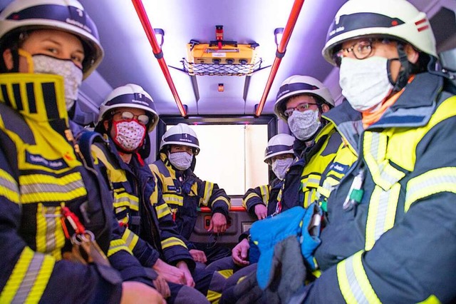 In den Feuerwehrfahrzeugen werden nur noch  Mundschutzmasken getragen.  | Foto: Volker Mnch