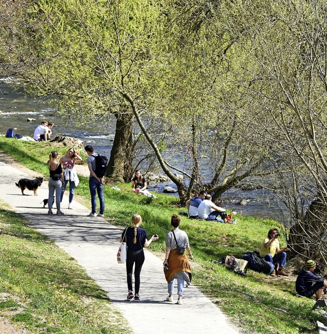 Drauen wie hier an der Dreisam war am...l los, meist aber im legalen Bereich.   | Foto: Rita Eggstein