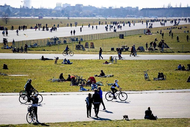 Gedrnge auf dem Tempelhofer Feld in Berlin am Sonntag.  | Foto: Christoph Soeder (dpa)