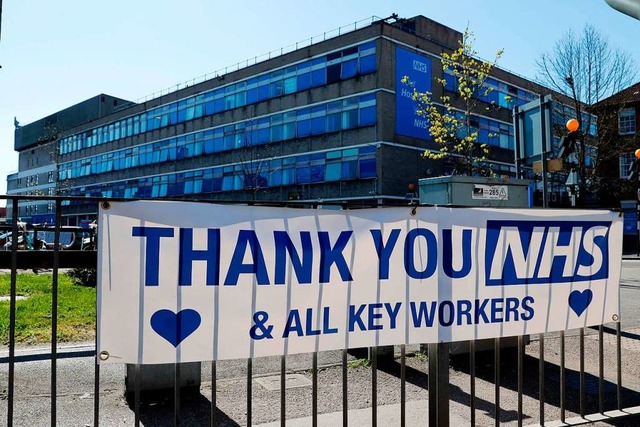 Mit einem Banner danken Menschen dem N...am Watford General Hospital in London.  | Foto: ADRIAN DENNIS (AFP)
