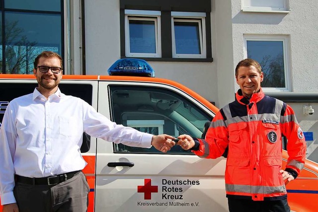 Schlsselbergabe  fr das neue Fahrze...ian Delugas (links) und Stefan Winkler  | Foto: DRK Kreisverband Mllheim