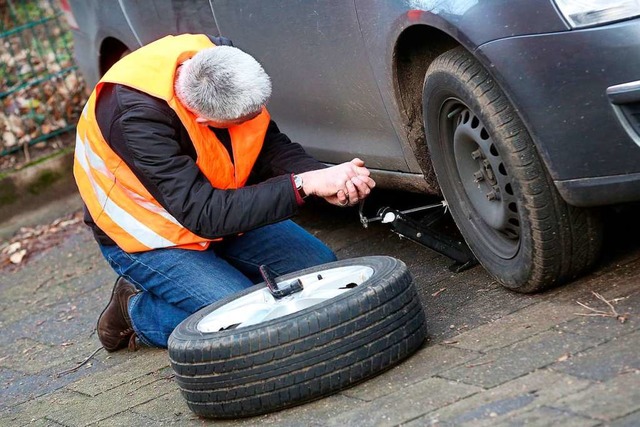 Normalerweise ist um Ostern rum die Zeit, Autoreifen zu wechseln.  | Foto: Bodo Marks (dpa)