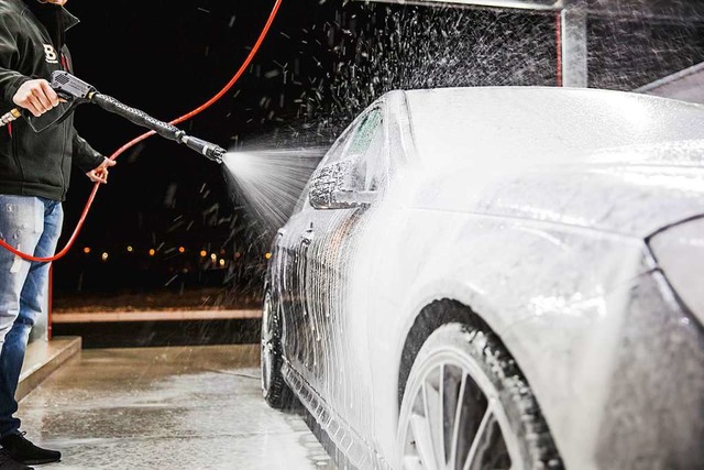 Die Power-Schaum-Lanze mit dem roten Schlauch lst Verschmutzungen.  | Foto: CarWashPark Gterbahnhof