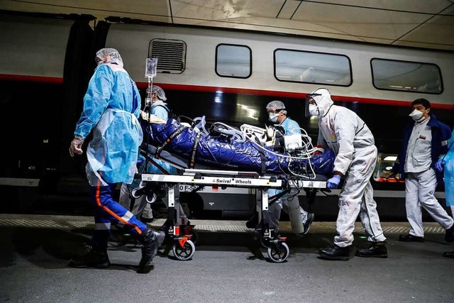 Medizinisches Personal transportiert e...d Militrflugzeuge ausgestattet sind.   | Foto: Thomas Samson (dpa)