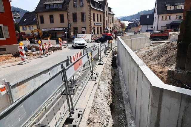 Es geht voran auf der Baustelle in der Sulzer Ortsmitte.  | Foto: Christoph Breithaupt