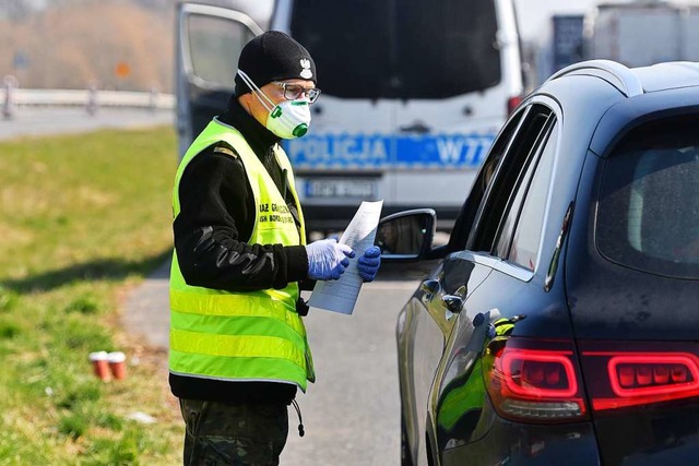 Grenzschutzbeamte mit Mundschutzmasken...whrend der Coronavirus-Pandemie durch  | Foto: Marcin Bielecki (dpa)