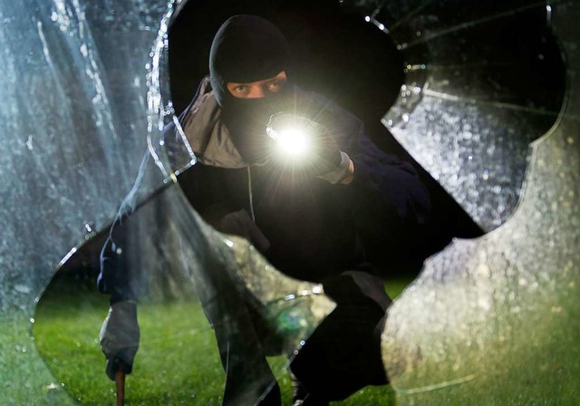 Der oder die Tter mssen laut Polizei..., 5. April, 11 Uhr, eingebrochen sein.  | Foto: Daniel Maurer (dpa)