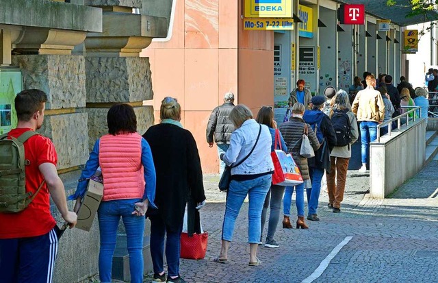 Die  1,5-Meter-Distanz zum Schutz vor ...onen wurde am Montag brav eingehalten.  | Foto: Michael Bamberger