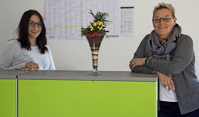 Anja Lebert (rechts) hat zum 1.  April...rle  ist eine von drei Mitarbeitern.    | Foto: Ilona Huege
