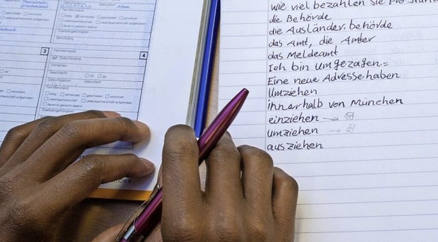 Ein junger Geflchteter lernt Deutsch.   | Foto: Patrick Pleul