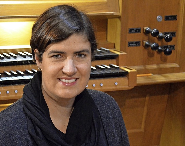 Bezirkskantorin Karin Karle vor der Orgel in St. Tudpert  | Foto: Gabriele Hennicke