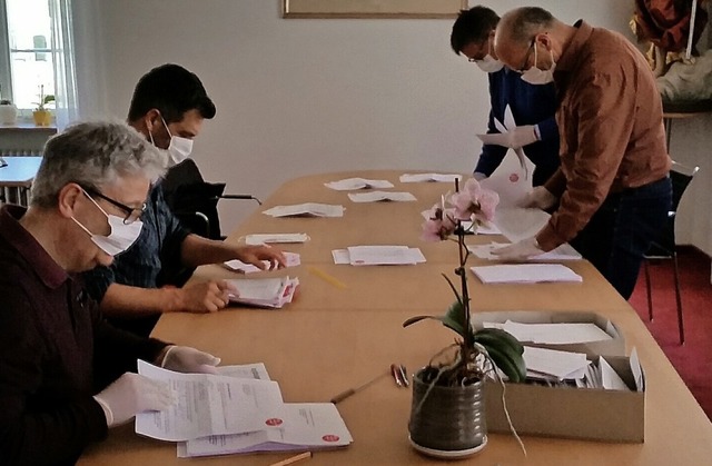 Wahlhelfer zhlen im Besprechungszimme...inderatswahl abgegebenen Stimmen aus.   | Foto: Privat