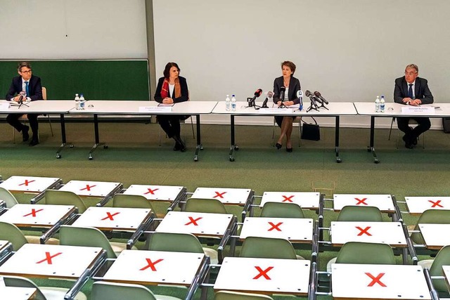Von links: Lukas Engelberger, Mitglied...abstand an einer Pressekonferenz teil.  | Foto: Georgios Kefalas (dpa)