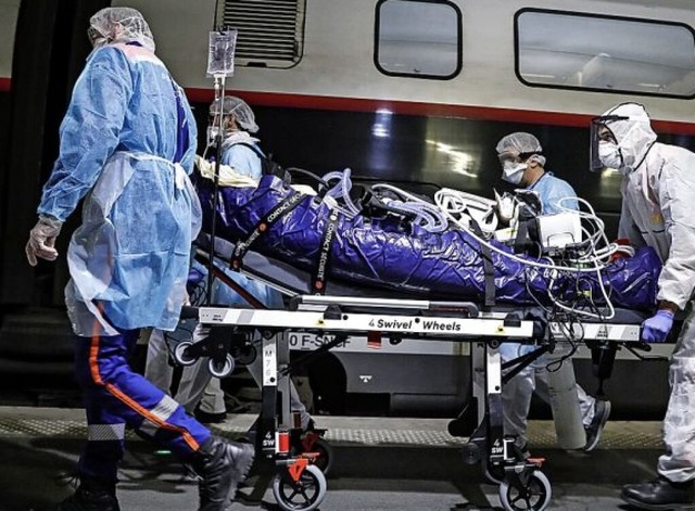 Ein Covid-19-Patient  wird in Frankrei...  Zug  in eine andere Region gebracht.  | Foto: Thomas Samson (dpa)