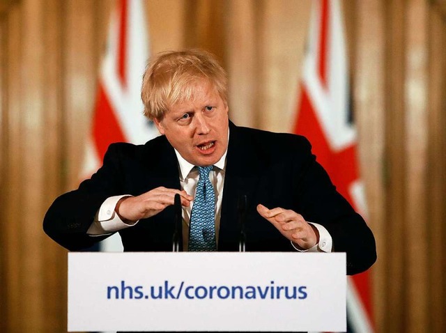 Boris Johnson im Mrz auf einer Pressekonferenz &#8211; zu Corona.  | Foto: Matt Dunham (dpa)