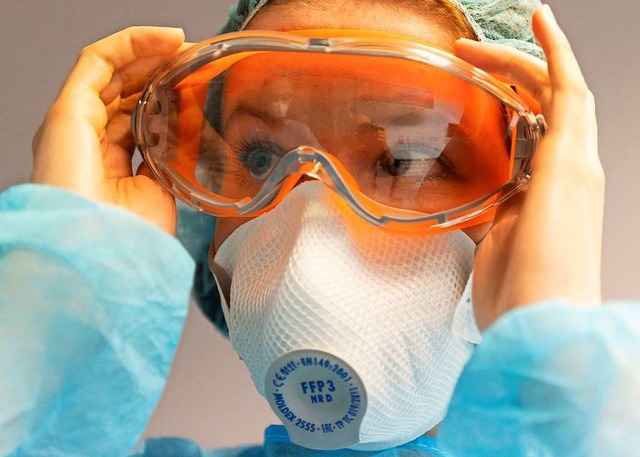Eine Zahnmedizinische Fachangestellte ...FP3 Atemschutzmaske (gestellte Szene).  | Foto: Robert Michael (dpa)