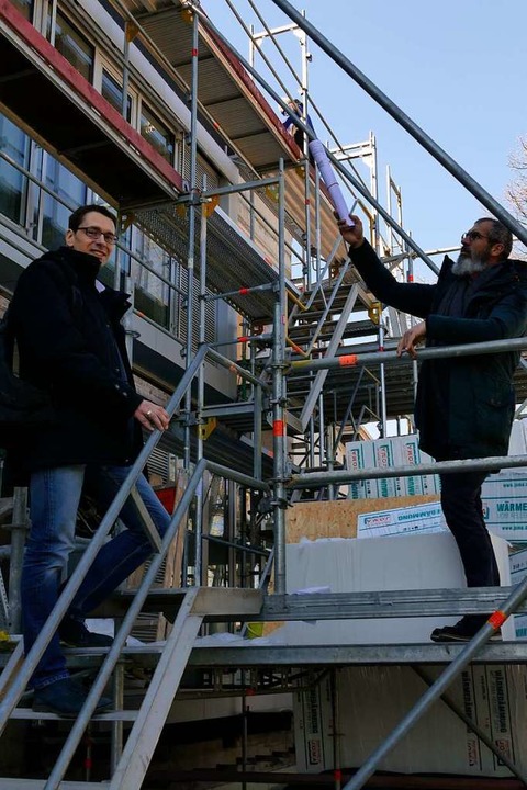 Bürgermeister Helmut Mursa und Bauamts...tz am Baugerüst des neuen Nordflügels.  | Foto: Manfred Frietsch