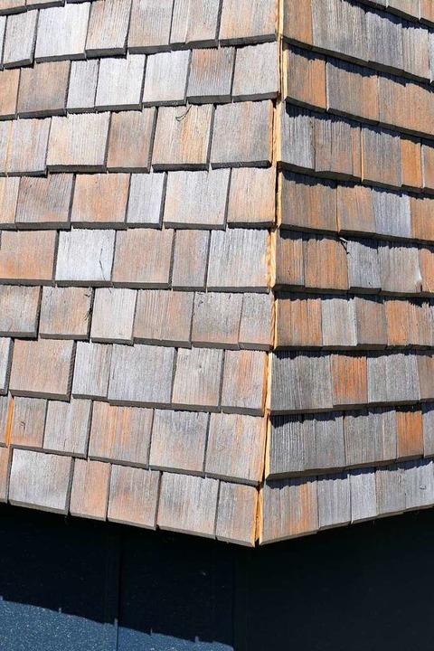 Die betonierten Fassadenteile werden mit Holzschindeln verkleidet.  | Foto: Manfred Frietsch