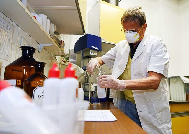 Apotheker Michael Hofheinz beim Abfllen von Hnde-Desinfektionsmittel.  | Foto: Uli Deck (dpa)