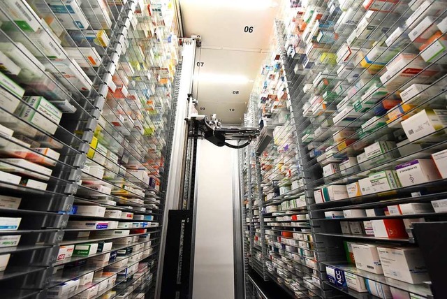 Medikamente in einem Lager in einer Apotheke.  | Foto: Waltraud Grubitzsch (dpa)