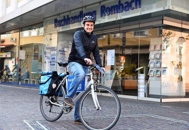 Robin Pregizer liefert fr Rombach in Freiburgs Innenstadt Bcher per Rad aus.  | Foto: Rita Eggstein