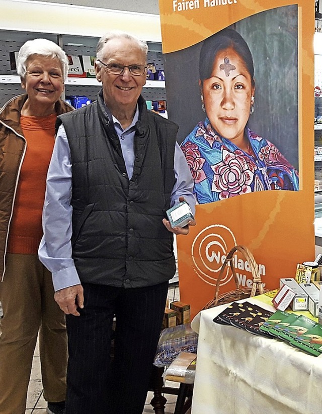 Dagmar und Werner Eckert vom Verein Ak...te Produkte in den Dorfladen gebracht.  | Foto: Privat