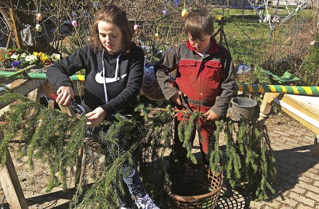 Katja Riegger und ihr Sohn Finn aus Ew...auens bis in die 60-er Jahre zurck.    | Foto: Pirmin Riegger