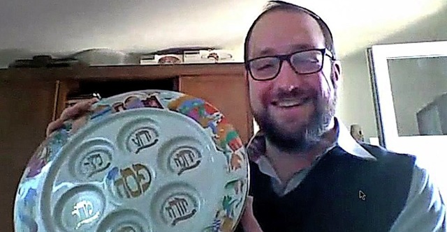 Rabbiner Yaakov Yosef Yudkowsky erklr...derem den Gebrauch des Seder-Tellers.   | Foto: Screenshot: Markus Zimmermann