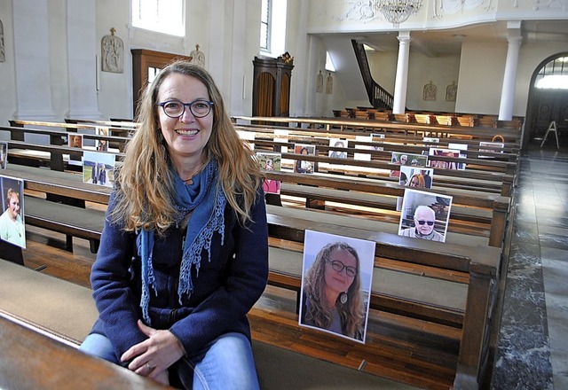 Die Gottesdienste in der  Liebfrauenki...rmaier sitzt neben ihrem eigenen Foto.  | Foto:  Schlichter, Juliane