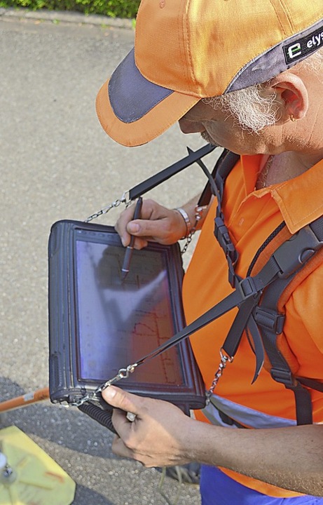 Mit Tablet und Spürgerät suchen die Mitarbeiter nach Lecks.  | Foto: Anton Hatt