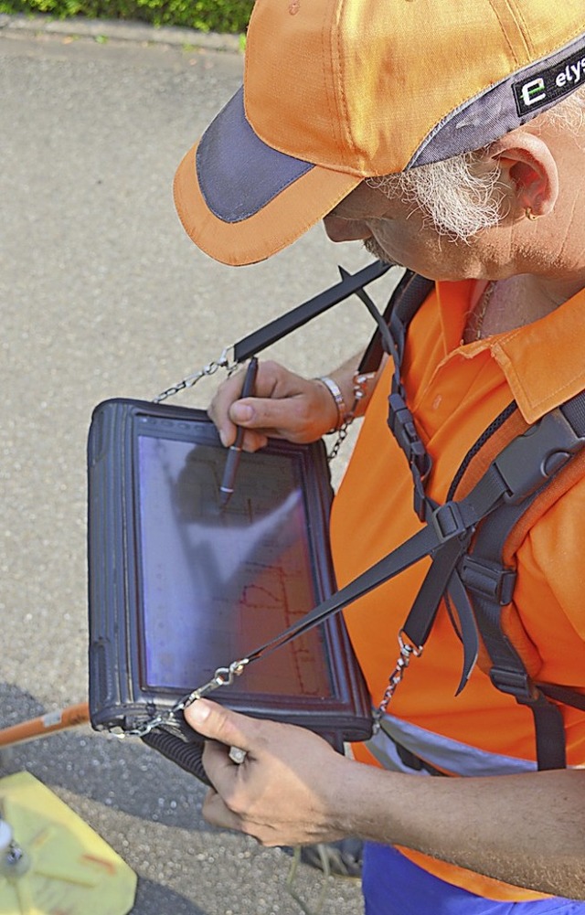 Mit Tablet und Sprgert suchen die Mitarbeiter nach Lecks.  | Foto: Anton Hatt
