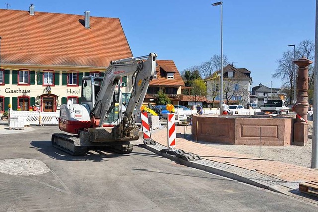 Beim Bau des neuen Kreisverkehrs wurde...m wenige Meter versetzt neu aufgebaut.  | Foto: Jutta Schtz