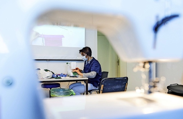 Vielerorts wird derzeit Mundschutz sel...en beim Sozialdezernat eine ausleihen.  | Foto: Daniel Bockwoldt (dpa)