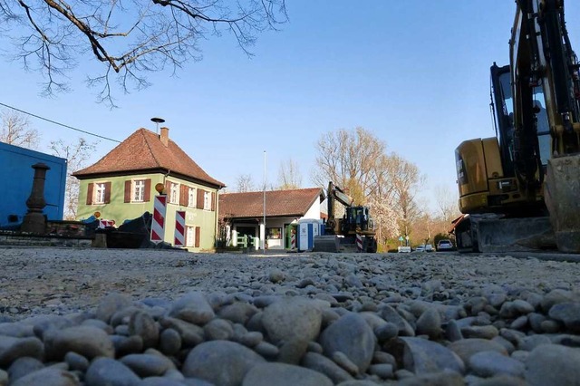 Die Bauarbeiten am Dorfplatz in Offnadingen haben begonnen.  | Foto: Andrea Gallien