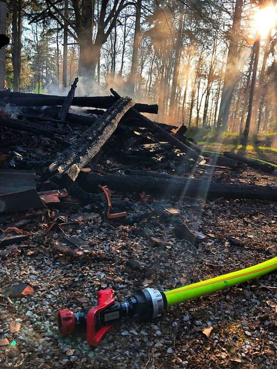 Die Heuberg-Htte ist am Dienstag voll...annt. 16 Wehrleute lschten den Brand.  | Foto: Feuerwehr Kandern