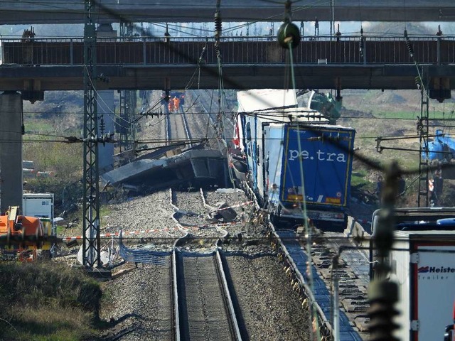 Durch das Unglck wurden Schienen, Obe...reren hundert Metern stark beschdigt.  | Foto: Matthias Weniger