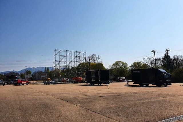 Die Aufbauarbeiten laufen: Ab Karsamst...m Messegelnde fr neun Tage Autokino.  | Foto: Stadt Offenburg