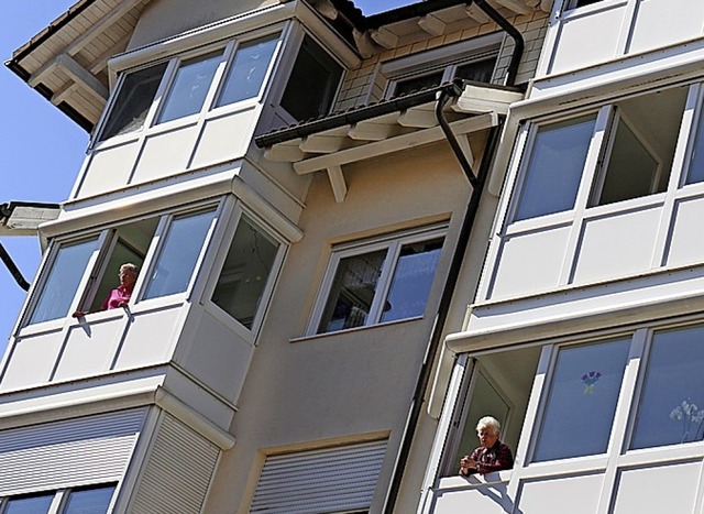 Wie bei einem interaktiven Adventskale... um Fenster,  die Senioren machen mit.  | Foto: Gudrun Deinzer
