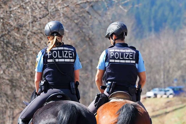 In Schluchsee kontrollierte die Reiterstaffel die Einhaltung der Verordnung.  | Foto: Susanne Gilg