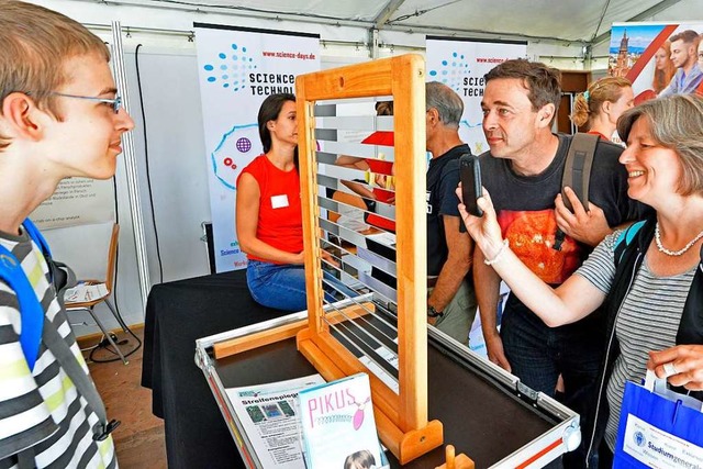 Der Freiburger Wissenschaftsmarkt in findet auf dem Mnsterplatz statt.  | Foto: Michael Bamberger