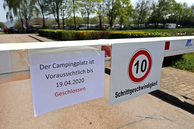 Ein Schild weist auf die Schlieung des Campingplatzes hin.  | Foto: Christoph Breithaupt