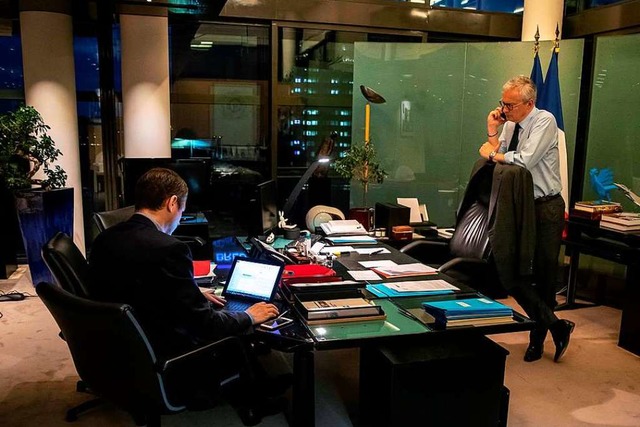 Frankreichs Finanzminister Bruno Le Ma...tenden Kabinettsdirektor Thomas Revial  | Foto: THOMAS SAMSON (AFP)