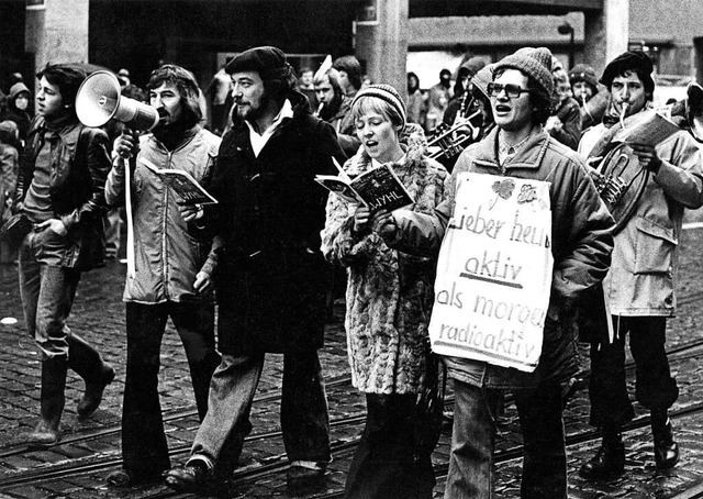 Eine Demonstration gegen AKW Wyhl am im Dezember 1975 in Freiburg.  | Foto: Martin Schulte-Kellinghaus